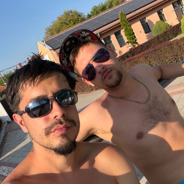 Toni Arsenovic mit einem Freund im Außenbereich